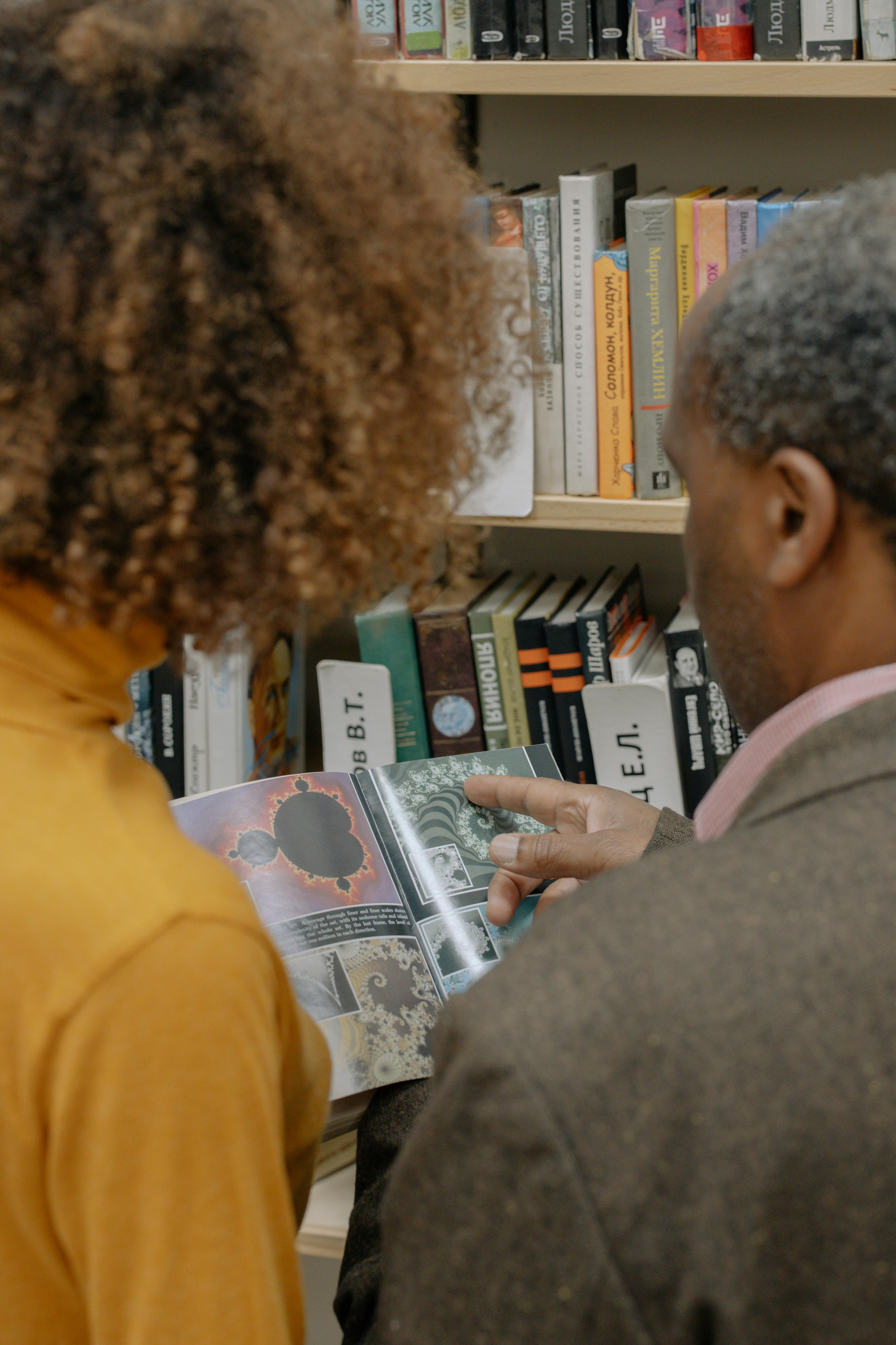 Illustrazione di clienti felici in una libreria.